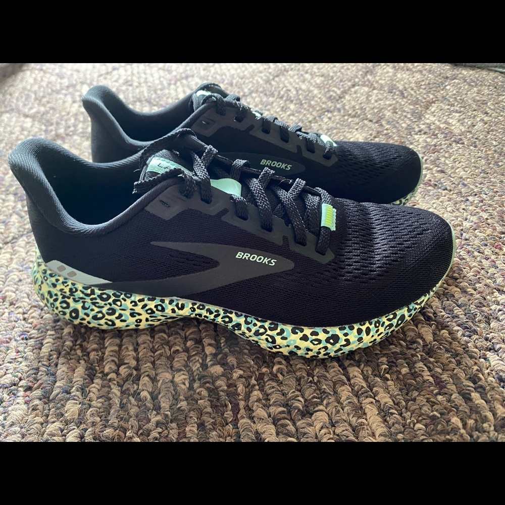 Leopard brooks running shoes